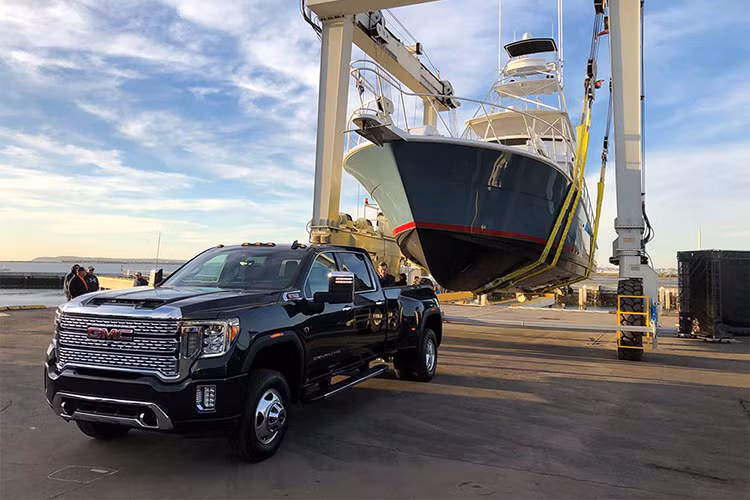 GMC Sierra HD 2020 mới có thiết kế đẹp hơn nhiều model cũ. Lưới tản nhiệt cỡ lớn, đèn pha đặc trưng của GMC, đèn LED sương mù, hệ thống đèn trên nóc xe (cho cả phiên bản HD và Sierra HD Denali). Sierra HD 2020 cũng có chiều dài và chiều cao lớn hơn model cũ.