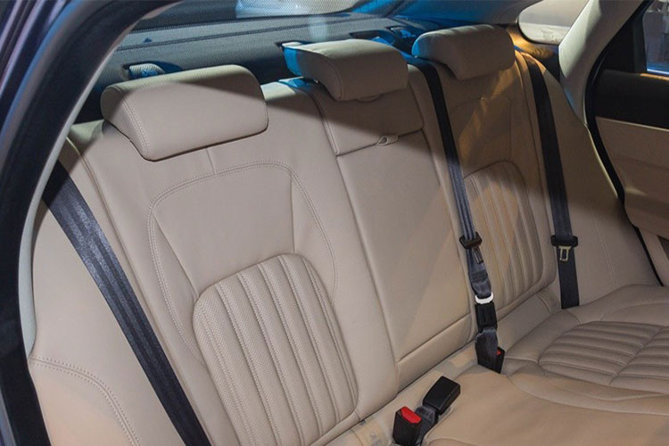 Tại thị trường Việt Nam, Jaguar XF mới được phân phối chính hãng với hai phiên bản là Prestige và Portfolio đi kèm là khối động cơ 4 xy-lanh dung tích 2.0L đang được hưởng lợi từ chính sách thuế tiêu thụ đặc biệt mới. Nếu các khách hàng có nhu cầu trang bị động cơ V6 dung tích 3.0L thì phải đặt hàng.