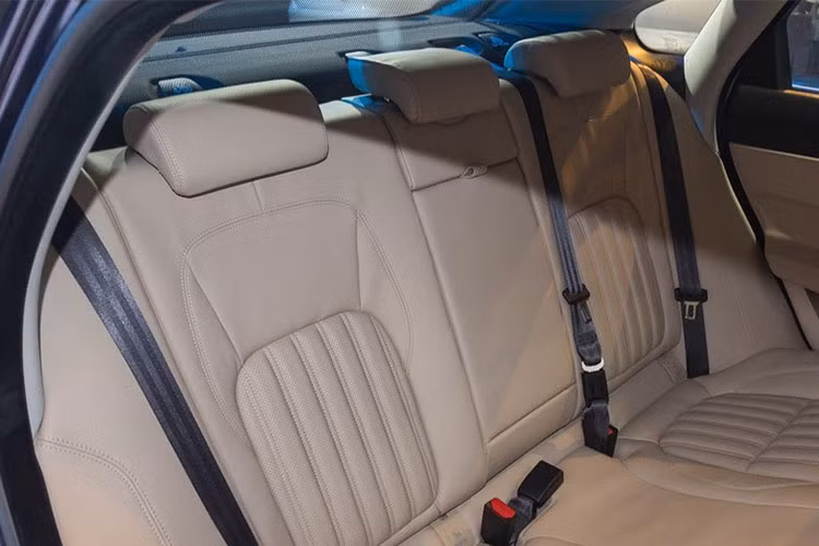 Tại thị trường Việt Nam, Jaguar XF mới được phân phối chính hãng với hai phiên bản là Prestige và Portfolio đi kèm là khối động cơ 4 xy-lanh dung tích 2.0L đang được hưởng lợi từ chính sách thuế tiêu thụ đặc biệt mới. Nếu các khách hàng có nhu cầu trang bị động cơ V6 dung tích 3.0L thì phải đặt hàng.