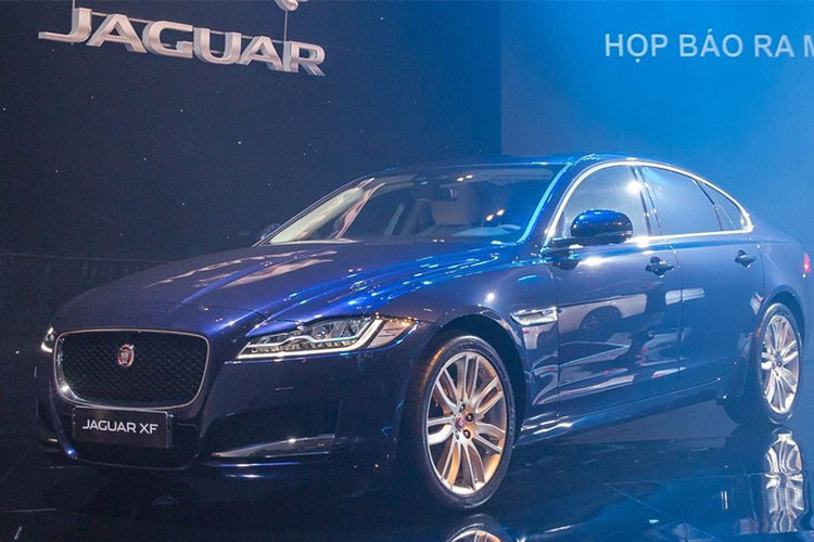 Jaguar Land Rover Việt Nam hiện không tiết lộ giá bán chi tiết của mẫu xe sang này cho hai nghệ sỹ, tuy nhiên chắc chắn không dưới con số 3 tỷ đồng. Nếu tuỳ chọn thêm nhiều option, giá xe thậm chí còn lên tới 4 tỷ đồng sau khi hoàn thành đăng kí, đăng kiểm ra biển trắng.