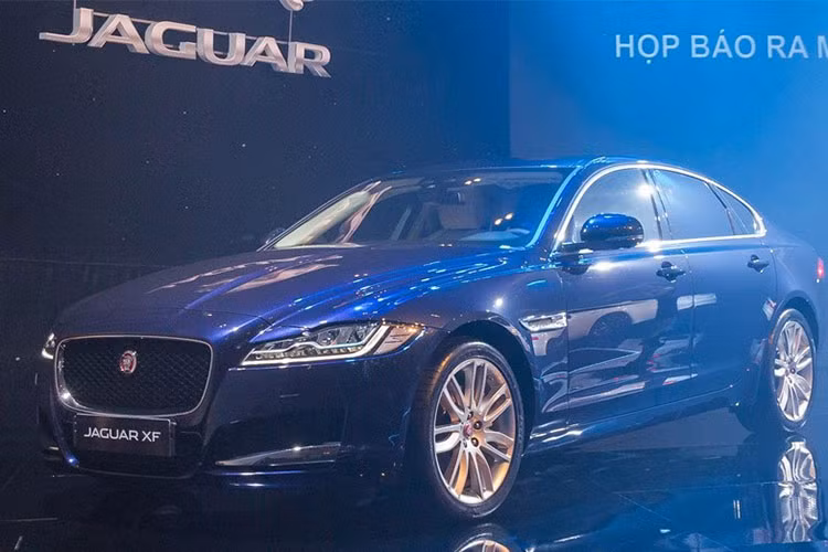 Jaguar Land Rover Việt Nam hiện không tiết lộ giá bán chi tiết của mẫu xe sang này cho hai nghệ sỹ, tuy nhiên chắc chắn không dưới con số 3 tỷ đồng. Nếu tuỳ chọn thêm nhiều option, giá xe thậm chí còn lên tới 4 tỷ đồng sau khi hoàn thành đăng kí, đăng kiểm ra biển trắng.