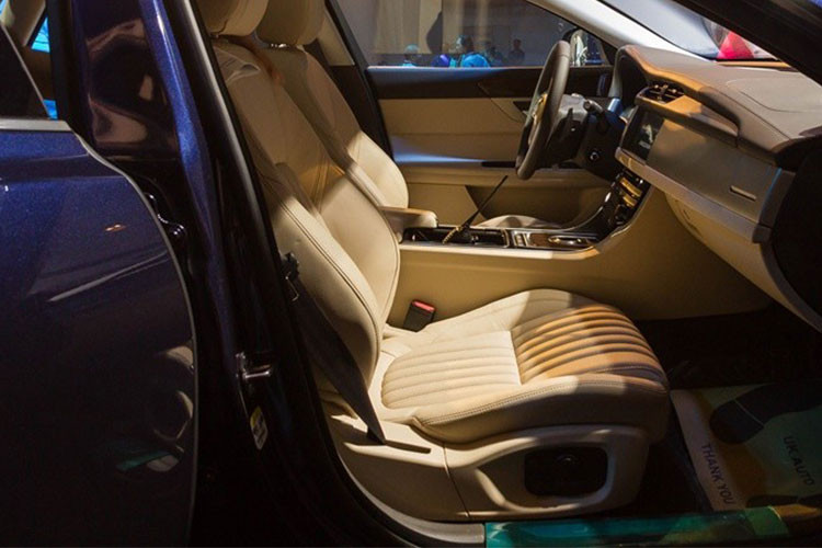Những điểm ấn tượng khác trong không gian nội thất của Jaguar XF hoàn toàn mới còn có cần số dạng núm xoay hình tròn, đèn viền nội thất màu xanh dương, ghế da sang trọng cùng các chi tiết được hoàn thiện cao cấp.