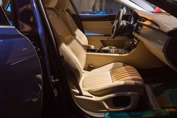 Những điểm ấn tượng khác trong không gian nội thất của Jaguar XF hoàn toàn mới còn có cần số dạng núm xoay hình tròn, đèn viền nội thất màu xanh dương, ghế da sang trọng cùng các chi tiết được hoàn thiện cao cấp.