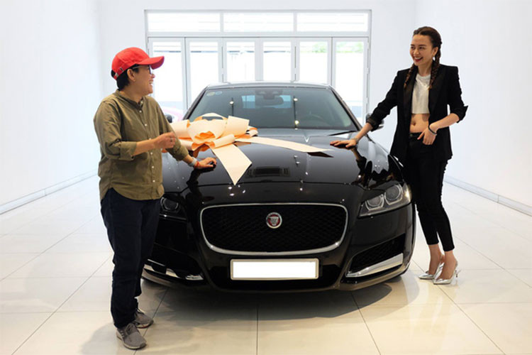 Jaguar XF hoàn toàn mới tại thị trường Việt Nam cũng là mẫu xe thương hiệu Jaguar đầu tiên được trang bị đèn pha hoàn toàn LED (full-LED). Xe có thiết kế khí động học hiệu quả, với hệ số cản khí động Cd 0.26. Về kích thước, ngắn hơn 7mm và thấp hơn 3mm so với mẫu cũ.
