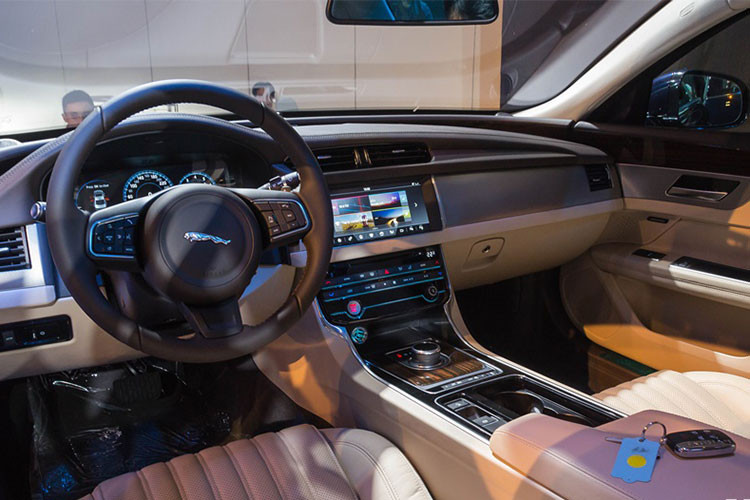 Bên trong nội thất xe, Jaguar XF phiên bản 2017 này được kế thừa khá nhiều từ sự sang trọng vốn có của dòng XJ với phong cách Riva Hoop. Bên cạnh đó, XF tạo được ấn tượng tốt hơn với các chất liệu bằng gỗ và kim loại ví dụ như bề mặt gỗ Gloss Figured Ebony và tấm kim loại Dark Hex.