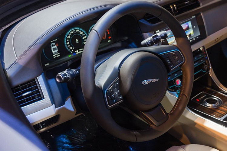 Ở một số các tùy chọn kèm theo, XF có thể được trang bị màn hình hiển thị điện tử TFT 12.3 inch, màn hình điều khiển trung tâm cảm ứng 10.2 inch, 4 khu vực điều chỉnh máy lạnh (2 cho hàng ghế trước và 2 cho hàng ghế sau), hệ thống ánh sáng 10 màu nội thất, đệm lót trần Suedecloth và ghế da Windsor.