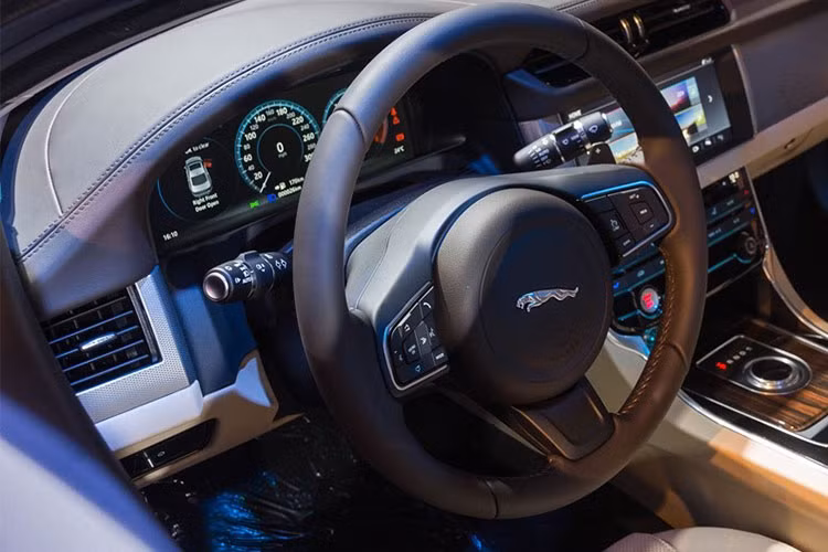 Ở một số các tùy chọn kèm theo, XF có thể được trang bị màn hình hiển thị điện tử TFT 12.3 inch, màn hình điều khiển trung tâm cảm ứng 10.2 inch, 4 khu vực điều chỉnh máy lạnh (2 cho hàng ghế trước và 2 cho hàng ghế sau), hệ thống ánh sáng 10 màu nội thất, đệm lót trần Suedecloth và ghế da Windsor.