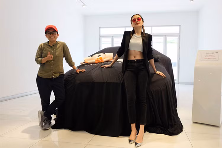 Mẫu xe mà bộ đôi nghệ sỹ Phương Uyên và Thiều Bảo Trang lựa chọn sở hữu tông màu tối "cafe sữa". Mẫu xe sang Jaguar XF mới này được ra mắt tại thị trường Việt Nam vào tháng 7/2016. Đây chính là đối thủ của Mercedes-Benz E-Class hay BMW 5-Series tại thị trường Việt Nam.