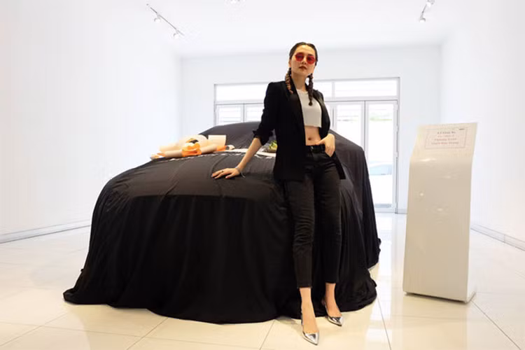 Sedan cỡ trung hạng sang Jaguar XF mới được hãng xe Anh quốc ra mắt toàn cầu tại London từ cuối tháng 03/2015. Như vậy phải sau hơn một năm, UK Auto - nhà nhập khẩu và phân phối chính thức xe Jaguar - mới đưa mẫu xe này về phân phối cho khách hàng Việt Nam.