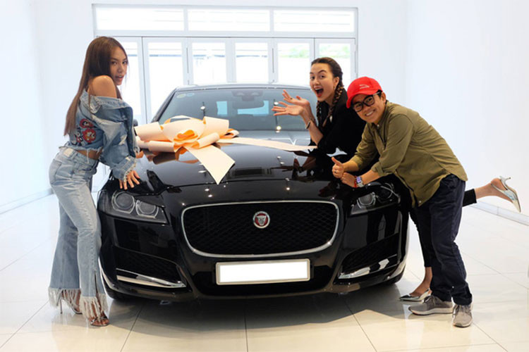 Trên phiên bản Jaguar XF mới được kéo dài trục cơ sở thêm 51mm lên mức 2.960mm, tạo thêm nhiều không gian hơn cho khoang cabin, tăng độ thoải mái tiện nghi. Xe sở hữu bộ mâm mới dạng 6 chấu kép, cụm đèn hậu cũng được thiết kế lại với dải đèn LED vuốt xuống từ cánh gió nổi bật hơn.