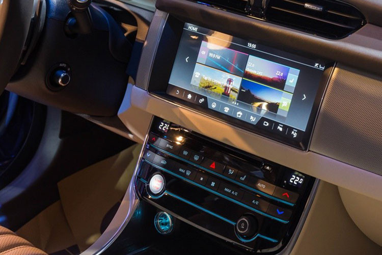 Xe được trang bị cửa sở trời toàn cảnh Panoramic sẽ giúp tăng cường ánh sáng tự nhiên và tạo cảm giác rộng rãi cho khoang hành khách. Hệ thống thông tin giải trí InControl Touch Pro màn hình cảm ứng 10.2 inch, hỗ trợ Apple CarPlay và Android Auto. Hệ thống loa hiệu ứng vòm Meridian, 17 loa, công suất 825W.