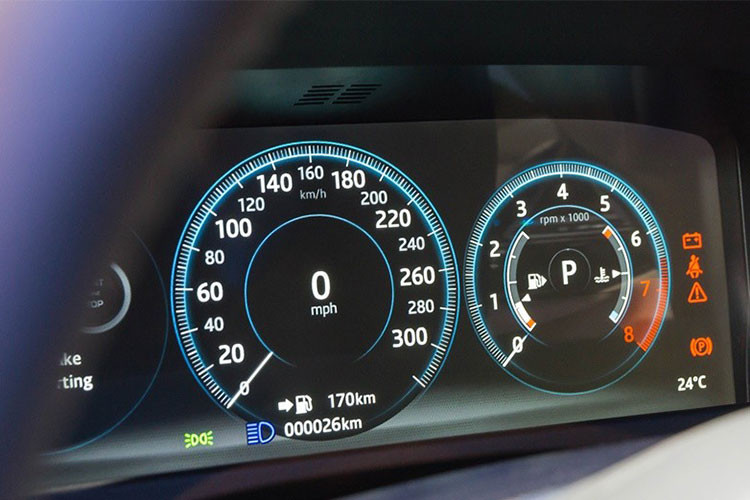 Động cơ I4 2.0L trên Jaguar XF 2017 cho công suất 240 mã lực, mô-men xoắn 340 Nm, tốc độ tối đa đạt 248 km/h, khả năng tăng tốc từ 0 -100km/h trong 7 giây. Mức tiêu thụ nhiên liệu hỗn hợp 7,5l/100km. Trong khi động cơ V6 3.0L mạnh hơn, sử dụng siêu nạp đôi, tạo công suất 340 mã lực với mô-men xoắn 450 N/m, tốc độ tối đa 250km/h.