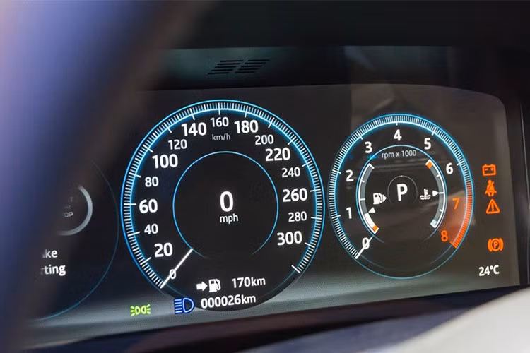 Động cơ I4 2.0L trên Jaguar XF 2017 cho công suất 240 mã lực, mô-men xoắn 340 Nm, tốc độ tối đa đạt 248 km/h, khả năng tăng tốc từ 0 -100km/h trong 7 giây. Mức tiêu thụ nhiên liệu hỗn hợp 7,5l/100km. Trong khi động cơ V6 3.0L mạnh hơn, sử dụng siêu nạp đôi, tạo công suất 340 mã lực với mô-men xoắn 450 N/m, tốc độ tối đa 250km/h.