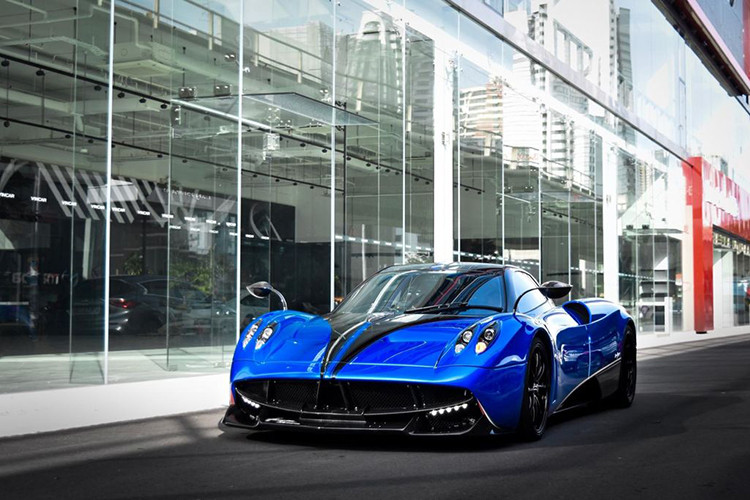 Dòng chữ Pagani Raduno ở phía trên cửa kính phụ mang ý nghĩa tên một sự kiện của hãng siêu xe Pagani diễn ra thường niên hàng năm ở Italia.