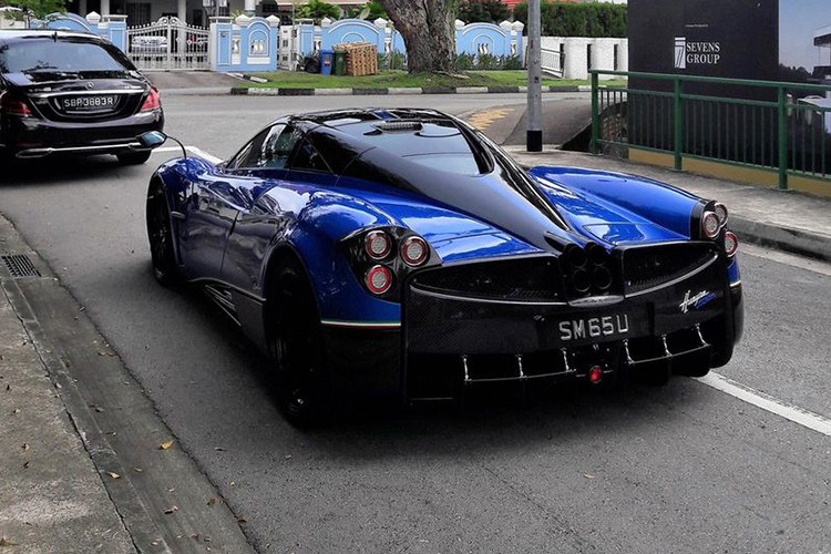 Tiếp đến là bốn ống xả kép bằng titan mới mang đến âm thanh dữ dội và ầm ĩ hơn. Với việc sở hữu "bộ áo" màu xanh dương cá tính, chiếc Pagani Huayra độ Pacchetto Tempesta này còn có thêm nhiều chi tiết bằng carbon giúp gia tăng tính thể thao và vẻ ngoài bóng bảy cho siêu phẩm.