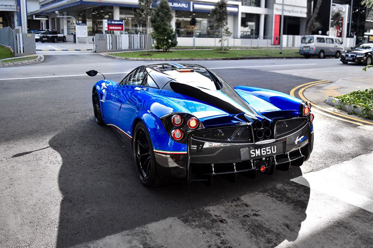 Được biết, Pagani đã dừng sản xuất Huyara Coupe sau khi chiếc xe thứ 100 đã đến tay chủ nhân. Tuy nhiên, khác với siêu xe của Minh Nhựa, Pagani Huayra Coupe của đại gia Singapore thuộc phiên bản SM Edition còn quý hiếm hơn với số lượng sản xuất chỉ đếm trên đầu ngón tay.