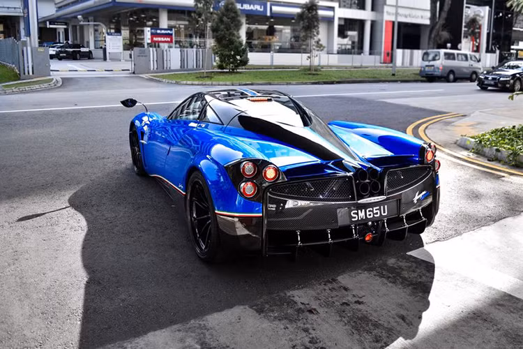 Được biết, Pagani đã dừng sản xuất Huyara Coupe sau khi chiếc xe thứ 100 đã đến tay chủ nhân. Tuy nhiên, khác với siêu xe của Minh Nhựa, Pagani Huayra Coupe của đại gia Singapore thuộc phiên bản SM Edition còn quý hiếm hơn với số lượng sản xuất chỉ đếm trên đầu ngón tay.
