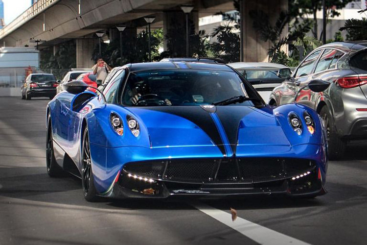 Ngoài ra, "Thần gió" Pagani Huayra độ Pacchetto Tempesta còn có cặp mâm 5 chấu kép sơn đen hoàn toàn mới sử dụng chất liệu hợp kim nhôm siêu nhẹ cùng bộ má phanh màu xanh dương "ton sur ton" với màu thân xe cực thời trang và cá tính.