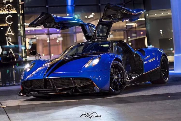 Siêu xe được mệnh danh thần gió Pagani Huayra vốn đã quá nổi tiếng với những người đam mê xe cộ trên khắp thế giới bởi sự đắt đỏ cũng như những khả năng mang lại cho người sử dụng. Nhưng chưa hài lòng với ngoại hình vốn có của Huayra, một đại gia người Singapore đã chi hơn 4 tỷ đồng với gói độ chính hãng Pacchetto Tempesta.