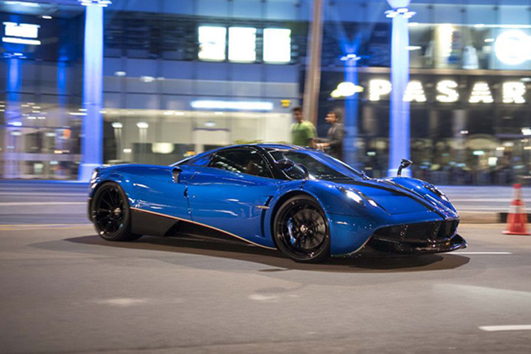 Khối động cơ này kết hợp cùng hộp số tuần tự 7 cấp ly hợp đơn. Từ đó, siêu phẩm Pagani Huayra Coupe SM Edition độ Pacchetto Tempesta chỉ mất 2,8 giây để có thể tăng tốc từ 0 - 100 km/h trước khi đạt vận tốc tối đa 370 km/h.