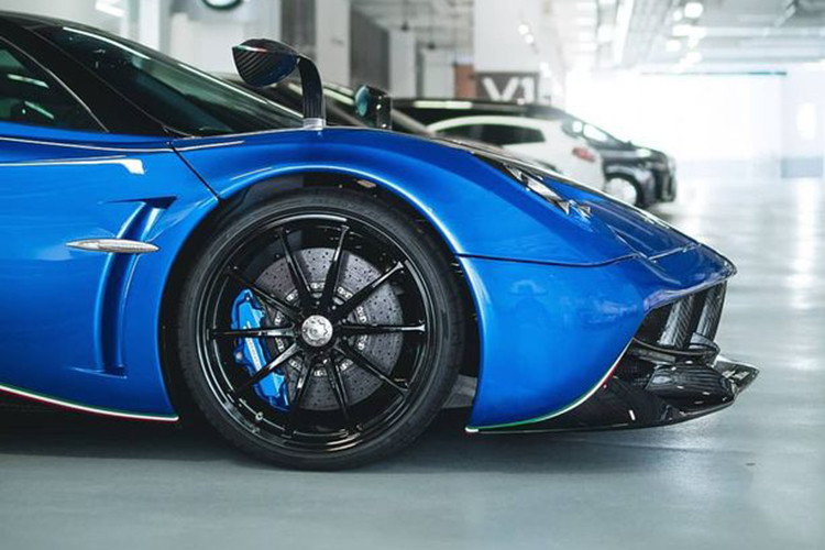 Với gói độ chính hãng Pacchetto Tempesta, Pagani Huayra như "hổ mọc thêm cánh" với vẻ đẹp lôi cuốn và thể thao hơn rất nhiều. Các trang bị trên gói độ này có thể kể tới như bộ cánh lướt gió cỡ lớn phía trước, ở phía sau là bộ khuếch tán mới "ngầu" hơn đáng kể so với nguyên bản và tất thảy đều được làm bằng sợi carbon.