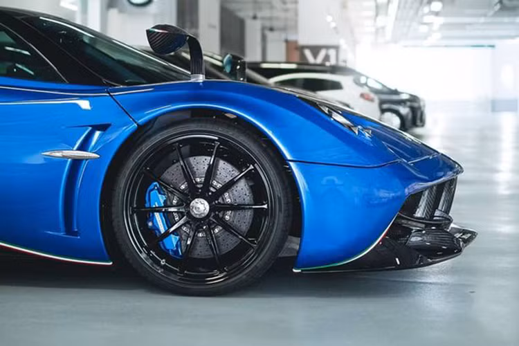 Với gói độ chính hãng Pacchetto Tempesta, Pagani Huayra như "hổ mọc thêm cánh" với vẻ đẹp lôi cuốn và thể thao hơn rất nhiều. Các trang bị trên gói độ này có thể kể tới như bộ cánh lướt gió cỡ lớn phía trước, ở phía sau là bộ khuếch tán mới "ngầu" hơn đáng kể so với nguyên bản và tất thảy đều được làm bằng sợi carbon.