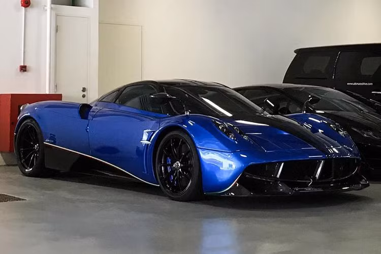 Với việc hãng chỉ sản xuất đúng 100 chiếc trên toàn thế giới nên việc sở hữu một chiếc siêu xe Pagani Huayra Coupe là điều rất ít người làm được. Nói vậy để thấy người Việt có quyền tự tin với "5 châu" khi ở "Dải đất chữ S" của chúng ta đã có một chiếc Pagani Huayra Coupe thuộc sở hữu của đại gia Minh Nhựa.