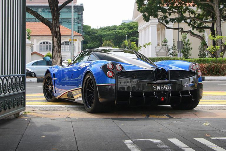 Được biết, "trái tim" của Thần gió Pagani Huayra Coupe SM Edition là khối động cơ V12 6.0L tăng áp kép do Mercedes-AMG sản xuất cho công suất tối đa 720 mã lực và mô-men xoắn khủng lên tới 1.000 Nm.