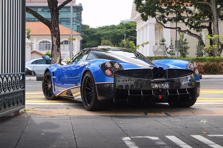 Được biết, "trái tim" của Thần gió Pagani Huayra Coupe SM Edition là khối động cơ V12 6.0L tăng áp kép do Mercedes-AMG sản xuất cho công suất tối đa 720 mã lực và mô-men xoắn khủng lên tới 1.000 Nm.