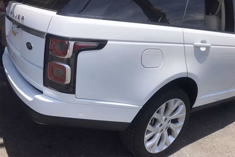 Phía sau, cụm đèn hậu cũng được thay đổi nhẹ về tạo hình, trẻ trung nhưng cũng đầy quyến rũ. Xe sử dụng la-zăng 20 inch, 12 chấu, lớn hơn 1 inch so với bản tiêu chuẩn. Cuối cùng là ống xả mới của phiên bản Range Rover HSE đời 2018 có thêm nhiều sự lựa chọn hơn so với phiên bản thường.