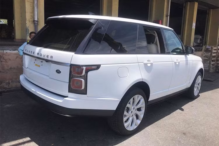 Range Rover HSE 2018 được giới thiệu ra thị trường toàn cầu lần đầu tiên vào đầu tháng 10 năm ngoái. Tháng 5/2018 vừa qua, chiếc đầu tiên đã được đưa về Việt Nam thuộc phiên bản HSE động cơ 3.0L giống như chiếc trong bài viết này và cấu hình cao hơn Range Rover 2018 tiêu chuẩn.