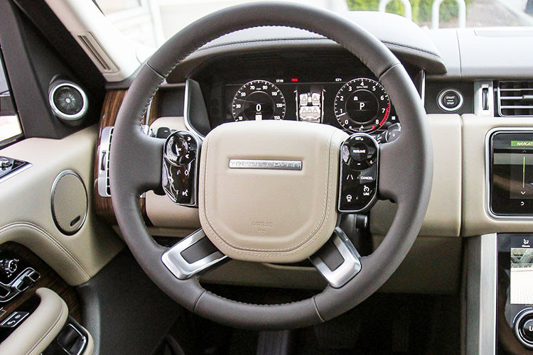 Nội thất Range Rover HSE 2018 hiện đại hơn với khu vực điều khiển trung tâm được áp dụng theo phong cách của Velar. Hệ thống thông tin giải trí Touch Pro Duo với hai màn hình cảm ứng cỡ 10inch. Hệ thống sưởi, làm lạnh ghế có thể điều khiển trên màn hình cảm ứng. Ghế trước chỉnh điện 24 hướng, có sưởi và thông gió cũng như nhớ vị trí...