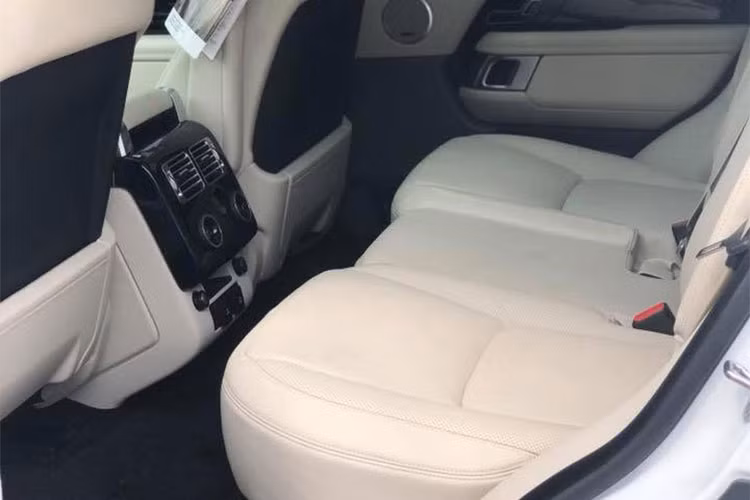 Xe được trang bị nhiều tính năng hỗ trợ người lái như hệ thống ga tự động thích ứng, cảnh báo điểm mù, nhận diện biển giao thông, cảnh báo lệch làn đường, hỗ trợ đỗ xe với hệ thống camera 360, giám sát tài xế và nhiều tính năng cao cấp khác. Hệ thống thông tin-giải trí của xe gồm bộ loa Meridian 380W, hàng ghế sau có 2 màn hình hiển thị riêng.