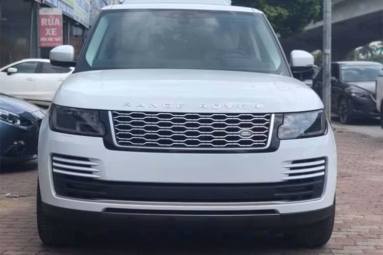 Giá xe Range Rover HSE 2018 khoảng 94.000 USD tại Mỹ, khi vè đến thị trường Việt Nam xe được các đại lý tư nhân thết giá hơn 8 tỷ đồng. Sở dĩ giá chào bán tại Việt Nam bị đẩy lên cao là do showroom chính hãng chưa nhập được xe. Đơn cử như mới đây, chiếc Lexus RX 350L 7 chỗ cũng được chào bán giá cao khoảng gấp 4 lần giá tại Mỹ.