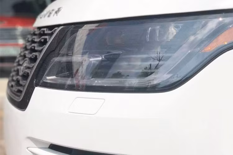 Về thiết kế, mẫu SUV hạng sang Range Rover 2018 sở hữu những thay đổi nhẹ ở một số chi tiết như cụm đèn pha tạo hình khác biệt, đèn LED chạy ban ngày thiết kế lại, khe gió và lưới tản nhiệt mang kiểu dáng mới. Đèn pha Pixel-Laser LED có chức năng tự điều chỉnh góc chiếu.