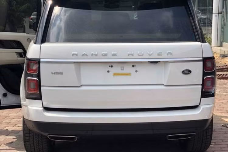 Range Rover HSE đời 2018 mới vừa về Việt Nam được trang bị khối động cơ 3.0L, tăng áp, sản sinh công suất tối đa 254 mã lực và mô-men xoắn cực đại 600 Nm. Động cơ của chiếc SUV hạng sang này kết hợp cùng hộp số tự động 8 cấp và hệ dẫn động 4 bánh toàn thời gian. 