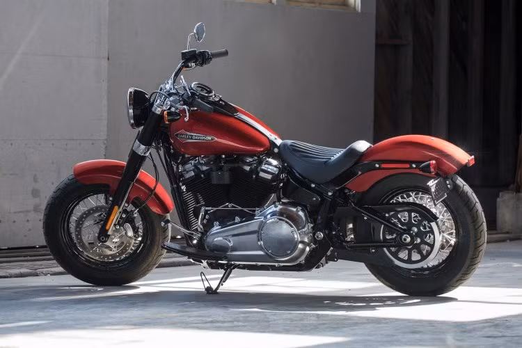 Theo một số nguồn tin cho hay, dòng xe Harley-Davidson Street Bob có giá rẻ nhất trong dải sản phẩm Harley-Davidson Softail 2018 với mức từ 697 triệu đồng. Xe vẫn sở hữu thiết kế đậm chất cổ điển, không kém phần mạnh mẽ, oai vệ thường thấy trên những dòng môtô đình đám nước Mỹ.