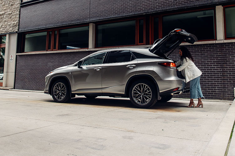 Mức giá xe Lexus IS 300 F Sport, ES 250 F Sport và RX 300 F Sport lần lượt 2,56 tỷ, 2,64 tỷ và 3,3 tỷ đồng. Cả 3 mẫu xe này đều được nhập khẩu nguyên chiếc từ Nhật Bản và bán ra chính hãng tại Việt Nam.