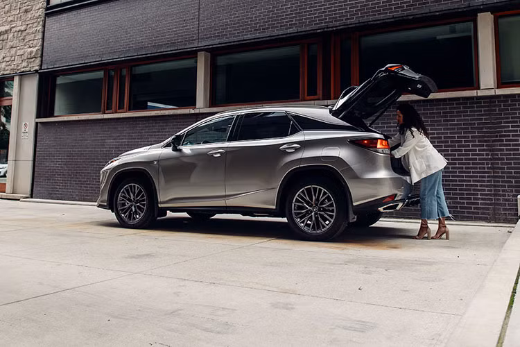 Mức giá xe Lexus IS 300 F Sport, ES 250 F Sport và RX 300 F Sport lần lượt 2,56 tỷ, 2,64 tỷ và 3,3 tỷ đồng. Cả 3 mẫu xe này đều được nhập khẩu nguyên chiếc từ Nhật Bản và bán ra chính hãng tại Việt Nam.