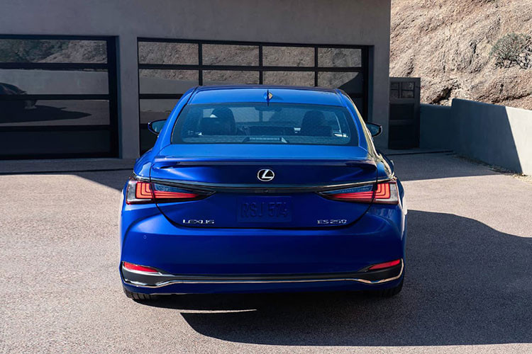 Động cơ trang bị trên xe là loại 4 xy-lanh, dung tích 2,5 lít, sản sinh ra 204 mã lực và mô-men xoắn 243 Nm. Kết hợp với đó là hộp số tự động 8 cấp. Thời gian tăng tốc từ 0-100 km/h của xe là 9,1 giây.