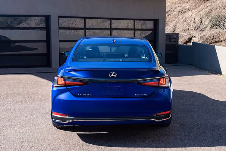 Động cơ trang bị trên xe là loại 4 xy-lanh, dung tích 2,5 lít, sản sinh ra 204 mã lực và mô-men xoắn 243 Nm. Kết hợp với đó là hộp số tự động 8 cấp. Thời gian tăng tốc từ 0-100 km/h của xe là 9,1 giây.