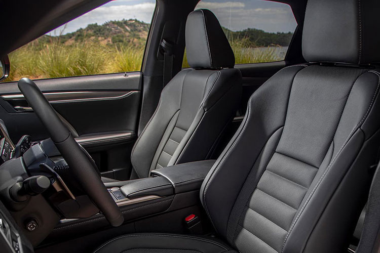 Lexus RX 300 F Sport sử dụng động cơ 4 xy-lanh tăng áp, dung tích 2 lít, sản sinh ra 235 mã lực và mô men xoắn 350 Nm. Đồng thời, xe được trang bị hệ thống treo thích ứng AVS với thanh cân bằng trước, thanh cân bằng sau mang đến trải nghiệm lái ổn định mà linh hoạt. 