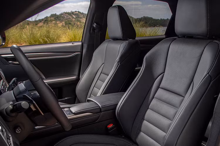 Lexus RX 300 F Sport sử dụng động cơ 4 xy-lanh tăng áp, dung tích 2 lít, sản sinh ra 235 mã lực và mô men xoắn 350 Nm. Đồng thời, xe được trang bị hệ thống treo thích ứng AVS với thanh cân bằng trước, thanh cân bằng sau mang đến trải nghiệm lái ổn định mà linh hoạt. 