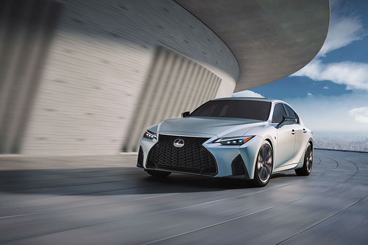 Đầu tiên là Lexus IS 300 F Sport 2022 mới, xe sở hữu lưới tản nhiệt hình con suốt đặc trưng, được sơn đen bóng. So với 3 phiên bản thấp hơn, IS 300 F Sport được bổ sung thêm hai khe hút gió đặt ở cạnh dưới của lưới tản nhiệt giúp tăng khả năng làm mát. Khu vực dưới cụm đèn pha cũng được thiết kế lại với khe gió hầm hố hơn.