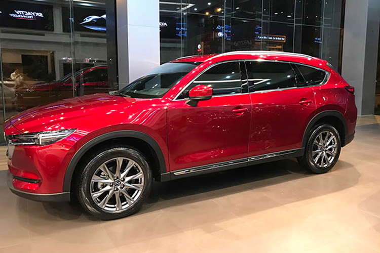 Mazda CX-8 là mẫu xe có khả năng cạnh tranh ở phân khúc xe SUV/Crossover 5+2 tại Việt Nam. CX-8 có lợi thế hơn tất cả các mẫu xe crossover 5+2 như: Honda CR-V, Nissan X-Trail, Mitsubishi Outlander hay Hyundai SantaFe về kích thước và còn ở trang bị an toàn chủ động và bị động mặc dù không ‘’ngồi chung mâm’’. Thậm chí CX-8 có thể ‘’lấn sân’’ sang phân khúc SUV 7 chỗ cỡ trung của Toyota Fortuner hay Ford Everest.