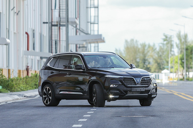 Tất cả 3 mẫu xe của VinFast tại thị trường ôtô Việt Nam bao gồm: Fadil, SA2.0 và A2.0 hiện đang được giảm giá từ 200 – đến gần 300 triệu đồng tùy vào dòng xe &amp; phiên bản. Cụ thể, mẫu sedan Lux A2.0 được giảm giá bán từ 233 đến 296 triệu đồng, tuỳ vào từng phiên bản. Trong khi SUV Lux SA2.0 sẽ giảm từ 257 - 285 triệu đồng tùy phiên bản.