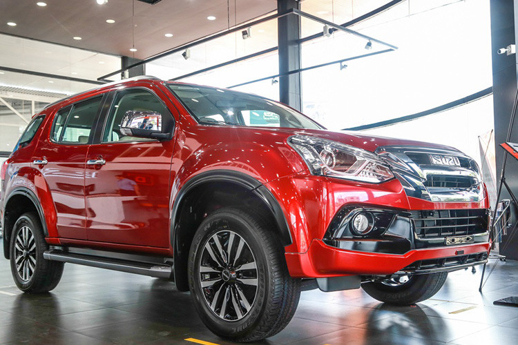 Để xả hàng tồn kho, các đại lý đã giảm giá bán mạnh tay cho mẫu SUV mu-X. Trong đó, phiên bản 1.9L AT 4x2 ghi nhận có mức giá 960 triệu giảm còn 870 triệu đồng, hay phiên bản mu-X 4x4 cao cấp nhất vốn có giá bán khởi điểm từ 1,12 tỷ đồng, nay đã giảm xuống còn 970 triệu đồng. Điều này khiến mu-X trở thành một lựa chọn hấp dẫn hơn đối với khách tìm mua xe SUV 7 chỗ sử dụng chạy dịch vụ.