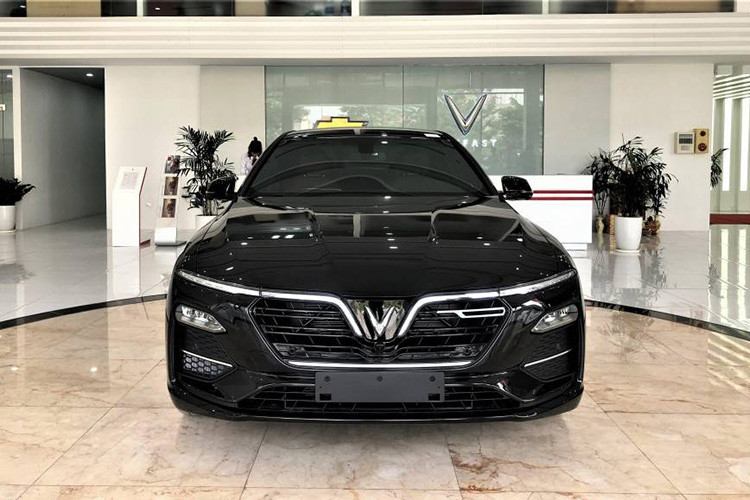 Ngoài ra, để thu hút khách hàng “xuống tiền” với các mẫu xe, VinFast còn áp dụng chương trình định giá và nhận thu mua các xe ôtô cũ chưa quá 7 năm, đi kèm tặng tiền mặt cho khách mua xe, bên cạnh nhiều chính sách ưu đãi về tài chính để thu hút người mua xe.