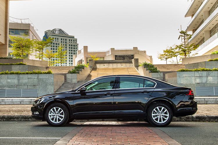 Mức giảm giá Volkswagen Passat trực tiếp là 160 triệu đồng tiền mặt cho phiên bản Passat Comfort có giá bán niêm yết 1,380 tỷ đồng, giảm 170 triệu tiền mặt cho phiên bản Passat Bluemotion có giá bán niêm yết 1,480 tỷ đồng. 