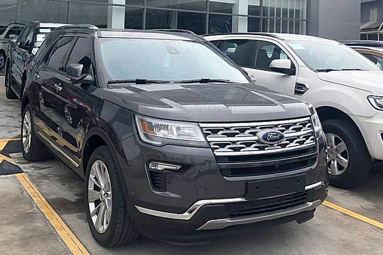 Mẫu xe Ford Explorer facelift đã từng gây bất ngờ khi được giảm giá 269 triệu đồng tại thời điểm từ cuối tháng 2, giảm từ 2,268 tỷ đồng còn 1,999 tỷ đồng. Đây là mức giảm giá bán lớn nhất của dòng xe Explorer kể từ khi được phân phối tại Việt Nam.